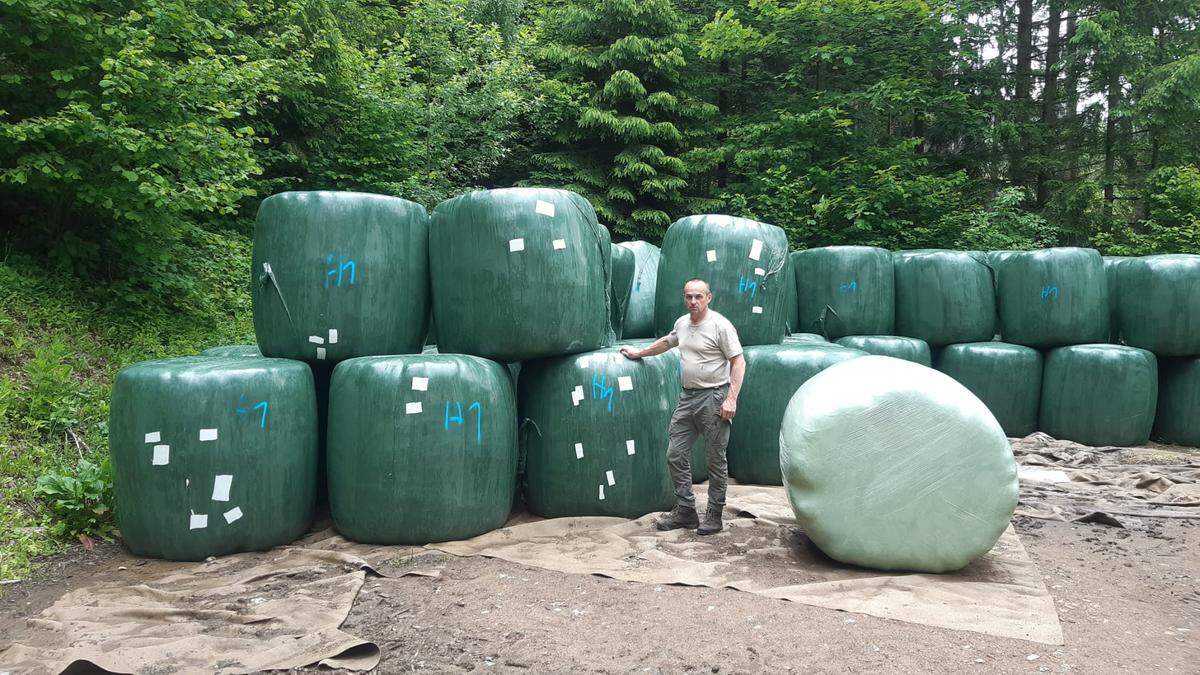 Der Breitenauer Bauer Fritz Ebner mit den beschädigten Siloballen  