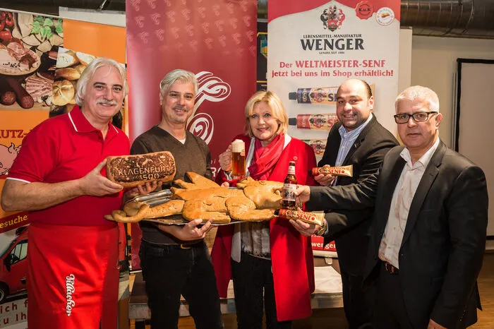 Fleischermeister Raumund Plautz, Christopher Taumberger von der Bäckerei Taumberger, Bürgermeisterin Maria-Luise Mathiaschitz,  Benjamin Sintschnig von der Lebensmittel-Manufaktur Wenger und Thomas Santler, Direktor der Villacher Brauerei (von links)
