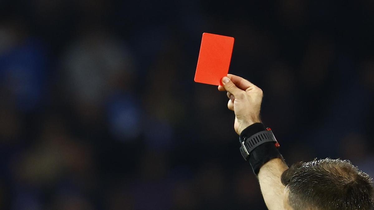 In der 89. Minute rastete ein ASV-Spieler völlig aus und bekam die Rote Karte (Symbolfoto)