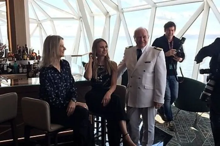 Seemänner und -frauen können mitunter auch ganz schön abergläubisch sein. So gibt es etwa auf den meisten Schiffen kein 13. Deck. Und Schiffstaufen dürfen nur von Frauen durchgeführt werden. Im Fall der neuen „Mein Schiff 2“, dem jüngsten Mitglied der TUI-Cruises-Flotte (siehe nächste Seite), fungierte übrigens Carolin Niemczyk (auf dem Foto in der Mitte), Sängerin der Elektropopband Glasperlenspiel, als Taufpatin. Um nichtzerschellende Champagnerflaschen bei der Taufe zu verhindern, werden diese zuvor in eine Vorrichtung eingespannt.