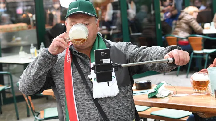 Auch das Schweizerhaus in Wien ist am Eröffnungstag überaus gut besucht. Samt Selfie, um ja beweisen zu können, dass man den Tag der Öffnungen genutzt hat