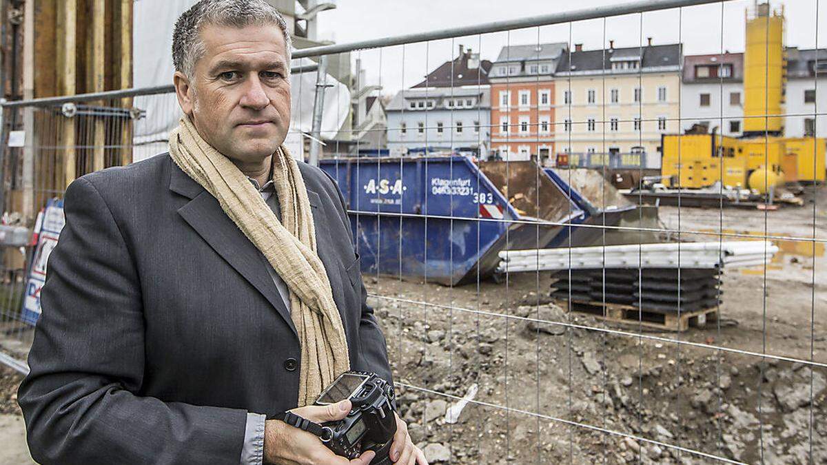 Reinhard Seiß nimmt bei seinen Streifzügen durch die Stadt gerne Baustellen ins Visier.