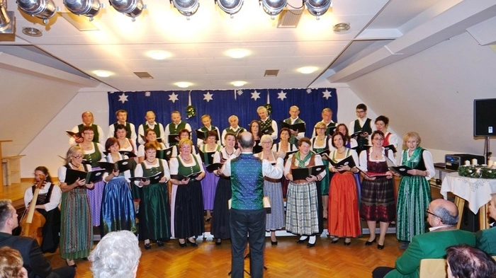 Mit Advent- und Weihnachslieder vermittelte der Singkreis unter der Leitung von Alexey Pivovarskiy Vorweihnachtsstimmung. Margit Glössl, Sigrun Heran, Michaela Loder und Doris Wieser bereicherten den Abend mit besinnlichen Texten.