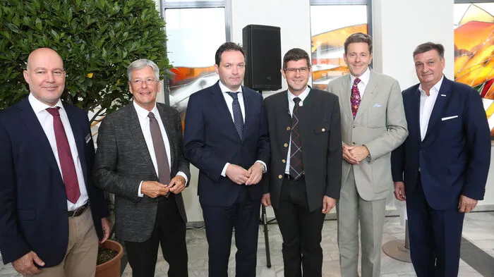 Im Messe-Foyer bei der Eröffnung der Holzmesse: Messe-Geschäftsführer Bernhard Erler, Landeshauptmann Peter Kaiser, Minister Norbert Totschnig, Landesrat Martin Gruber, Wirtschaftskammer Österreich-Präsident Harald Mahrer und Wirtschaftskammer Kärnten-Präsident Jürgen Mandl