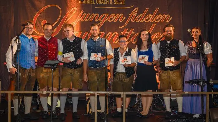 Für den musikalischen Auftakt sorgte die sechsköpfige „Ausflugsmusi“ mit Stefan Sullbauer, Verena Pliemitscher, Martin Wosatka, Stefan Krenn, Julia Scheiber und Hano Lassnig. Die Gruppe lud die Gäste zum offenen Volkstanz ein.