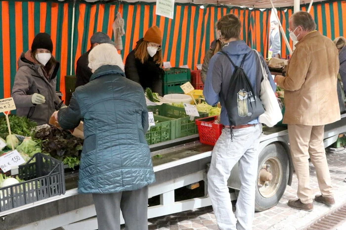 Übrigens: Nicht nur beim Gemüsestand musste man sich anstellen. 