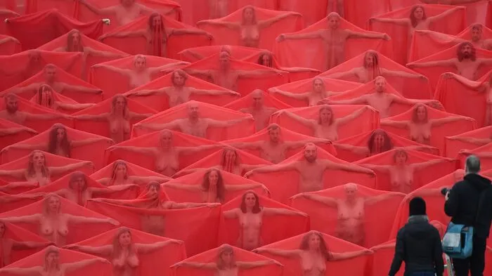 Rund 400 Menschen haben im australischen Melbourne für den US-Fotografen Spencer Tunick nackt posiert.