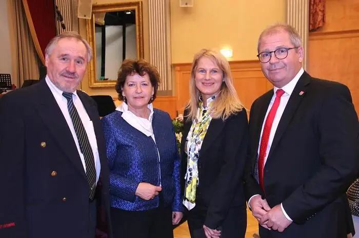 So ließen sich nach der Begrüßung durch Bürgermeister Bernd Osprian neben vielen anderen Gästen auch Bundesrätin Elisabeth Grossmann, Landesrätin Ursula Lackner und Unternehmer Otto Rois von der Firma Bauer (am Foto von links) sowie die beiden Vizebürgermeister Kurt Christof und Manfred Prettenthaler diesen schwungvollen, musikalischen Genuss nicht entgehen.
