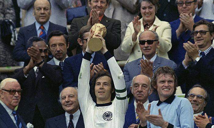 Franz Beckenbauer stemmt den WM-Pokal 1974 in die Höhe. Dafür gab es eine besondere Belohnung