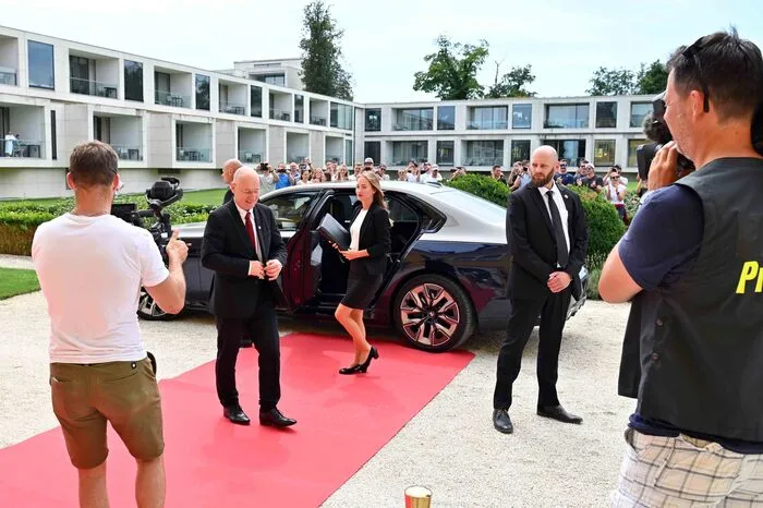 Er wird von Personenschützern der Cobra bewacht, die einen Anschlag auf ihn verhindern müssen.
