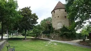 Unbekannte malten Hakenkreuze auf die Holzpfähle des Pavillons im Stadtpark