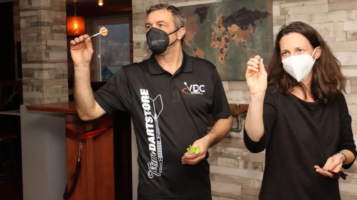 Redakteurin Heike Krusch lernt von Peter Hauser von der Voitsberger Dart Cooperation