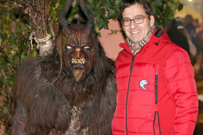 Übrigens: Er hatte keinerlei Angst vor den Perchten: Bürgermeister Burkhard Trummer (unser Foto).