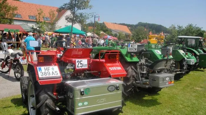Zumal der Traktor-Oldtimerclub Markt Hartmannsdorf eingeladen hatte, waren die meisten ausgestellten Fahrzeuge natürlich Traktoren.