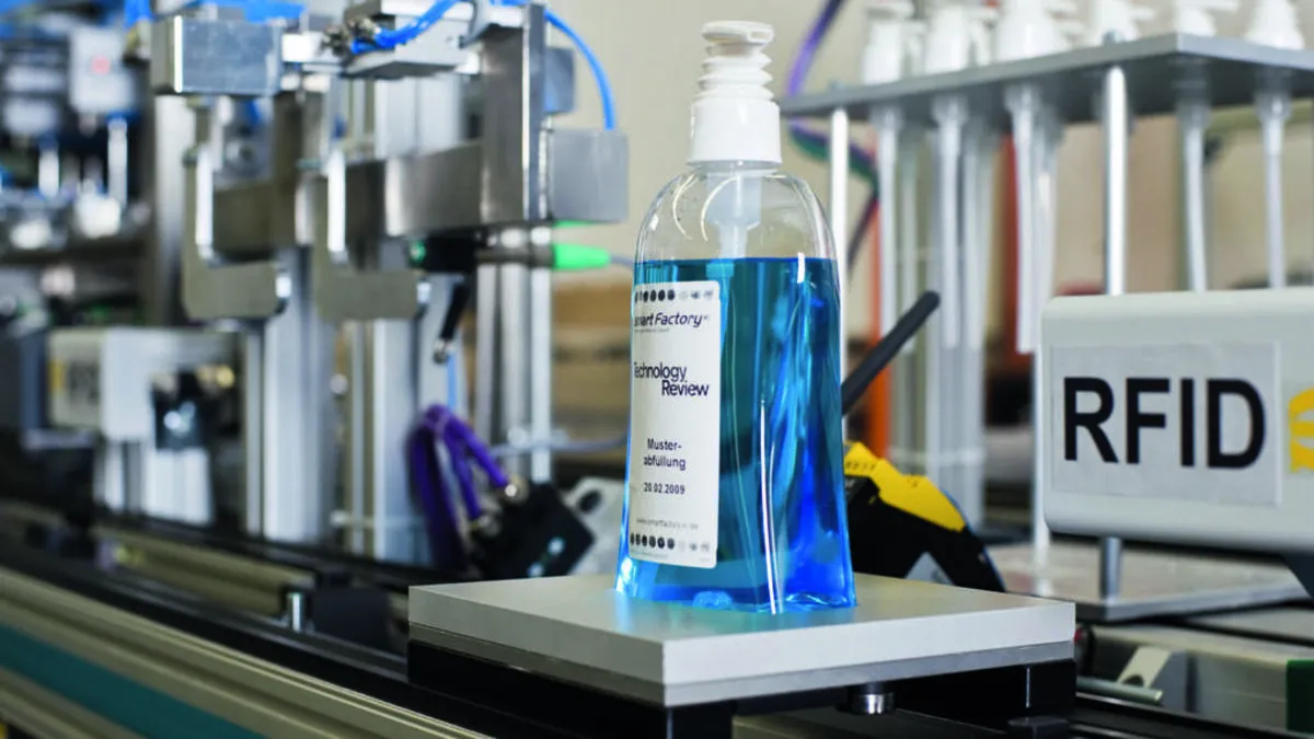 Die „intelligente“ Plastikflasche. Mittels eines RFID-­Etiketts steuert sie ihre Befüllung und ihren Transport zum Auftrag­geber selbst