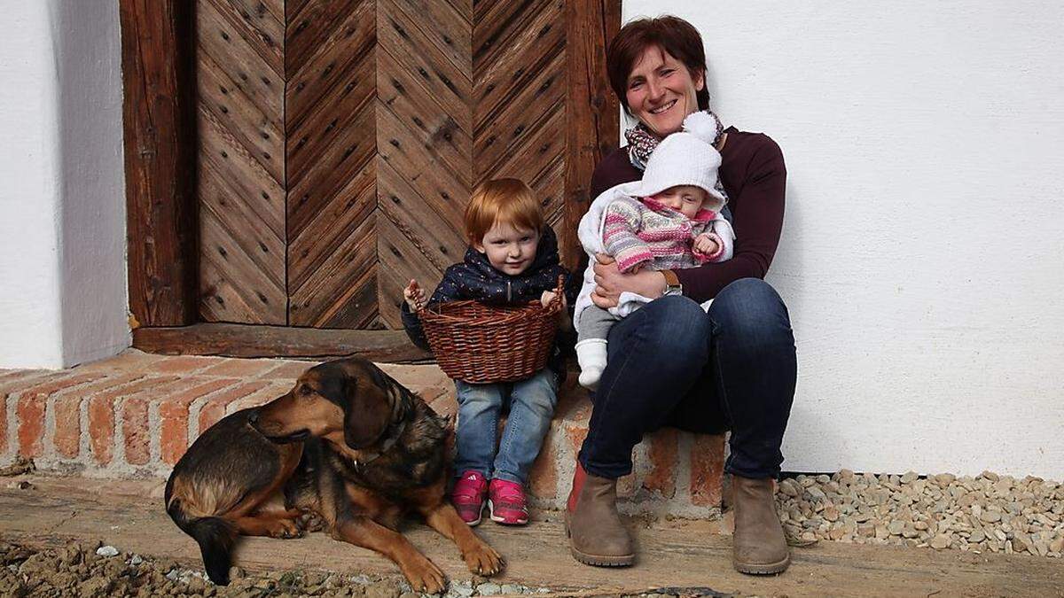 Astrid Kaufmann mit ihren Enkelkindern Lea und Emma vor dem Haus in Henndorf