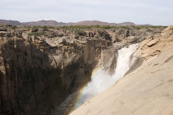 Wasser marsch im Augrabies Falls Nationalpark. Hier stürzt sich der längste Fluss im südlichen Afrika, der Oranjerivier, in die Tiefe: Die 150 Meter breiten Wasserfälle sind das Herzstück des gleichnamigen Nationalparks.