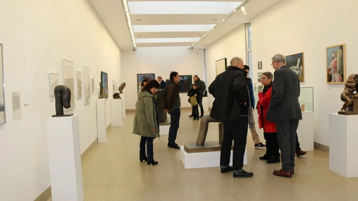Auf großes Publikumsinteresse stieß am Sonntag die Eröffnung der Ausstellung „Wege zum Bildwerk – Heimo Kuchling zum 100. Geburtstag"