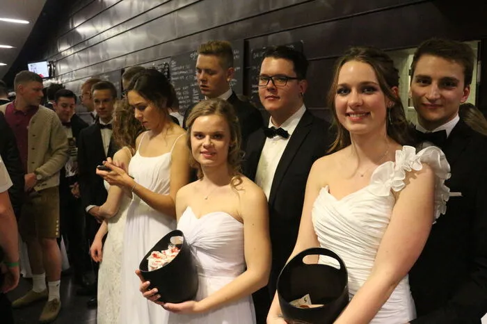 Einige der Maturantinnen und Maturanten standen Spalier, um die Gäste zu begrüßen.