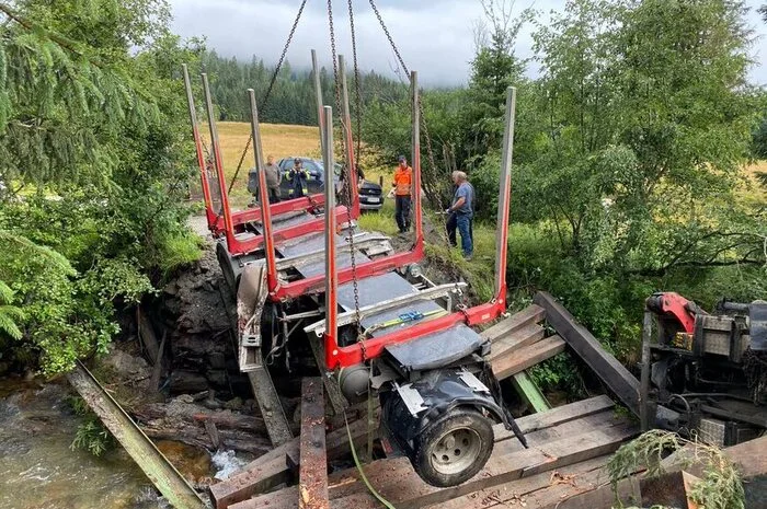 Fachleute müssen mit entsprechendem Gerät (Autokran, Tieflader, ...) anrücken. Zwei Tage nach dem Unfall wurde das tonnenschwere Gefährt aus dem Bach geholt.