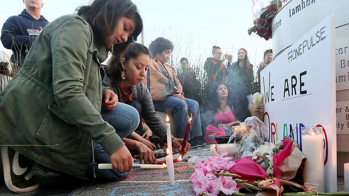 Trauernde nach dem Attentat in Orlando