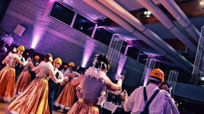 Unter dem Motto „Glamour auf Baustelle – eine glitzernde Ballnacht“ lud die FF Heiligenkreuz in das Kultur- und Pfarrzentrum Heiligenkreuz. Hunderte Ballbesucher aus dem Stiefingtal und darüber hinaus kamen zum Ball. 