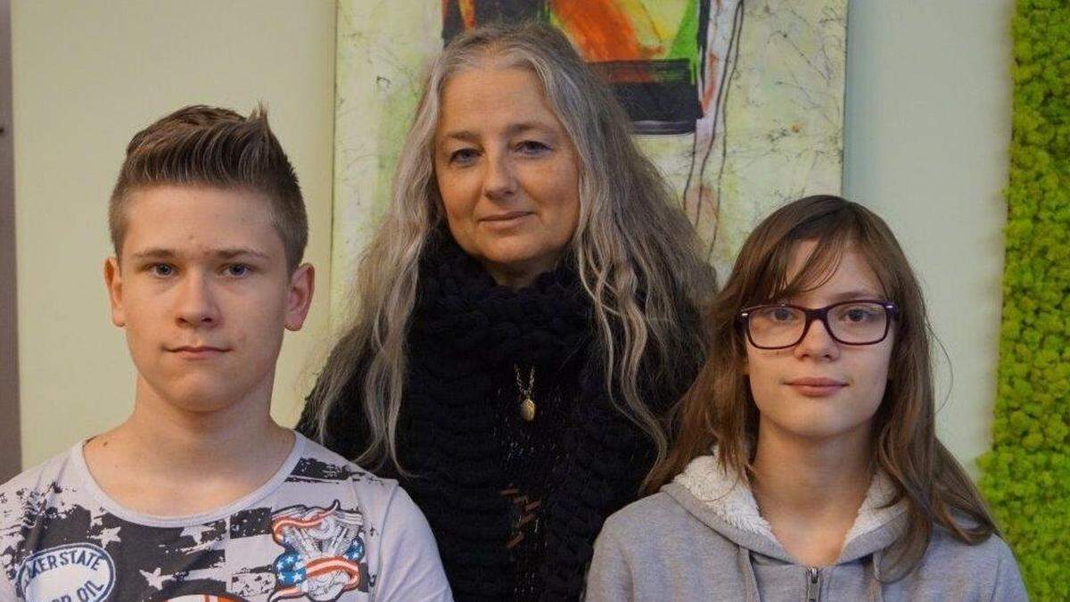 Auch Thomas und Diana (hier mit Stiefmama Claudia) konnten wir dank unserer Leserfamilie helfen