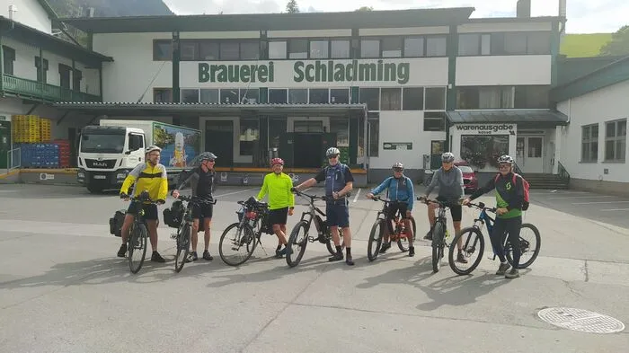 Bei der Landesgrenze in Mandling wurde das deutsche Trio von fünf Mitgliedern der Bikefreunde Gröbming in Empfang genommen - vor der Schladminger Brauerei wurde das erste Gruppenfoto gemacht