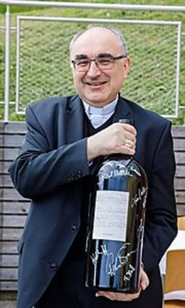 Bischof Wilhelm Krautwaschl mit der Magnumflasche unserer Herzenswunschauktion