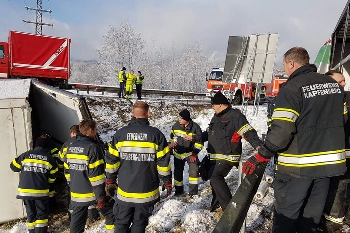 Mehrere Feuerwehren waren am Montag damit beschäftigt . . .