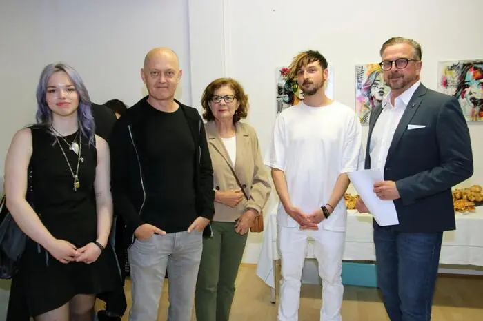 Bei der bestens besuchten Vernissage am vergangenen Samstag konnte StART-Vorsitzender Heinz Bozic unter anderen auch Köflachs Bürgermeister Helmut Linhart, Stadträtin Stefanie Galler, den Ligister Bürgermeister Günther Queder sowie den Künstler Stephan Hafner begrüßen.
