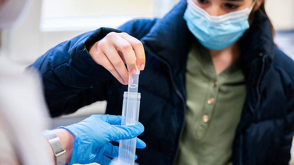 Aktuell wird an Schulen der Gurgeltest durchgeführt - ab November folgen PCR-Testungen bei Verdachtsfällen