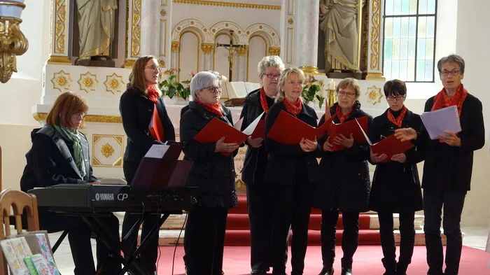 Der Shalom-Chor aus Haus/Ennstal begleitete den Gedenkgottesdienst gemeinsam mit Gerhard Polesnig (Orgel)