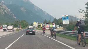 Derzeit sind viele Radfahrer auf den Seitenstreifen der Bundesstraße unterwegs
