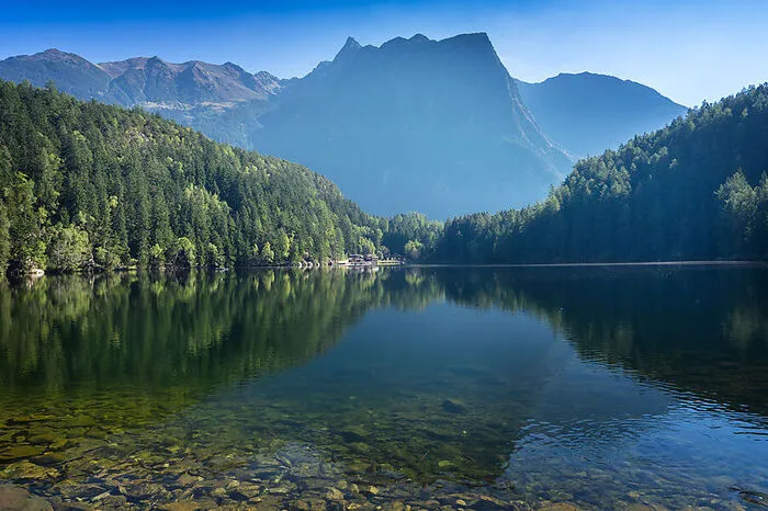 Tirol. Mit seinen bis zu 25 Grad Celsius im Sommer gilt der Piburger See als einer der wärmsten Bergseen des Landes. Denn immerhin liegt er in der Bergwelt der Ötztaler Alpen und des Naturparks Ötztal auf einer Höhe von 913 Metern.