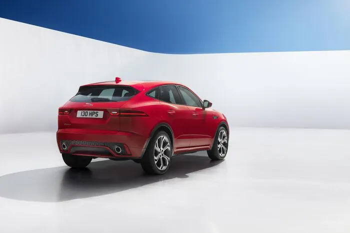 Das SUV hat eine im Verhältnis 60:40 geteilt umklappbare Rückbank. Ist nur eine Hälfte flachgelegt, lassen sich bis zu 1,57 Meter lange Gegenstände transportieren.