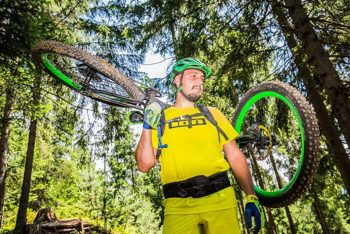 Herwig Kamnig, Moutaninbike-Instructor - und beim Bau des Mountainbike-Geländes federführend - hat die Trails natürlich alle selbst getestet