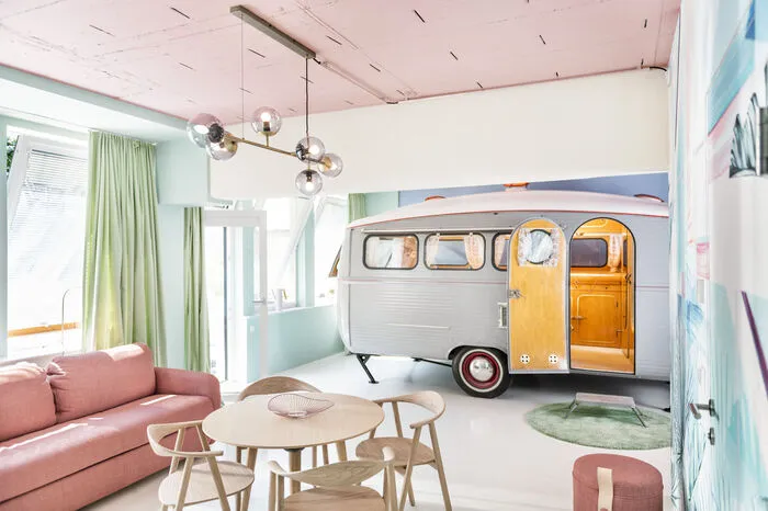 Cremige Sechziger.In diesem Apartment sollte das Flair der 60er-Jahre, das sich auch im Gesamtgebäude widerspiegelt, hochleben. Um den Retro-Campingwagen richtig in Szene zu setzen, wählte Simone Kovac Rosa, Hellblau und zartes Grün.