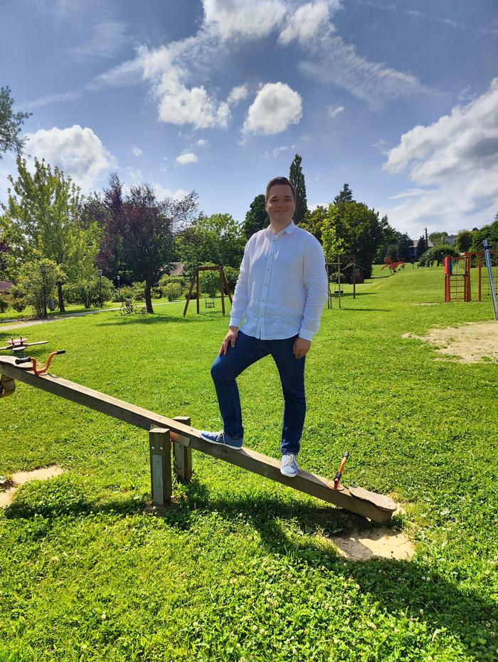 NEOS-Gemeinderat Christoph Perner wünscht sich neue, altersgerechte Spielgeräte für die beiden Spielplätze in St. Stefan im Rosental 