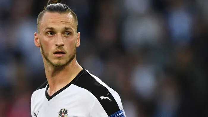 Platz 1: Marko Arnautovic. West Ham bezahlt kolpotierte 28 Millionen Euro an Stoke City - der Rekordwert für einen Österreicher. Der Wiener nimmt auch Platz fünf ein. Werder Bremen ließ sich 2010 die Künste des Offensiv-Zauberers im Jahr 6,2 Millionen Euro kosten. Empfänger des Geldes: Twente Enschede.