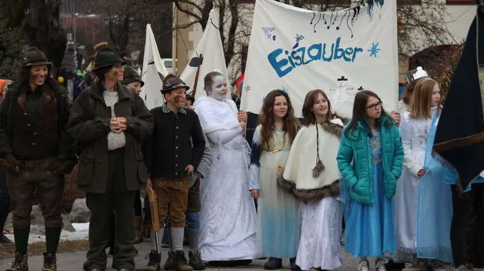 Gespannt warteten die Schülerinnen und Schüler der neuen Mittelschule um sich in den großen Faschingszug einzugliedern