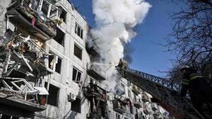 Ein Gebäude in der ost-ukrainischen Stadt Chuguiv wurde am Donnerstag von Einschlägen getroffen