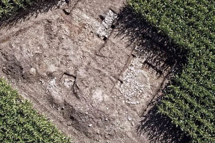 In diesem Jahr wurde das westliche Flankenheiligtum des größten Tempelbezirks Noricums untersucht. Es befindet sich in einem Maisacker.