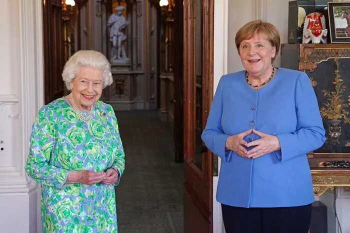 Im grüngeblümten Kleid hieß die 95-jährige Monarchin Merkel am Freitag auf Schloss Windsor in der Nähe von London willkommen.