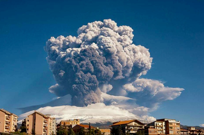 "Es hört sich an, als würde eine Bombe explodieren", erzählte eine Bewohnerin Catanias. Zum Zeitpunkt des Ausbruchs sei ein lautes Donnern aus dem Ätna zu hören gewesen. Viele Menschen in Catania sind ihr zufolge daran gewöhnt, dass der Vulkan sehr aktiv ist, aber so ein gewaltiger Ausbruch bereite auch ihnen immer noch Angst.