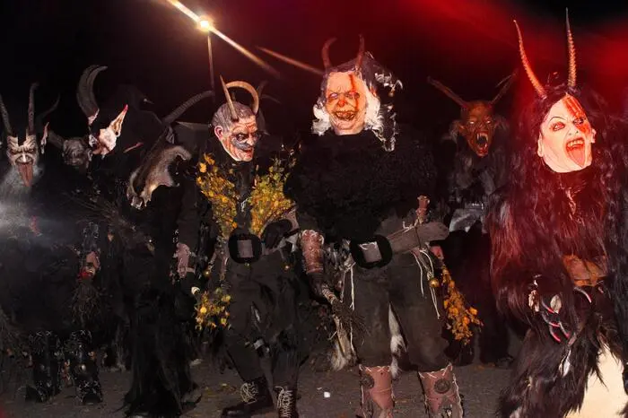 Schaurige Gestalten und zottelige Gesellen zogen durch den Markt Sinabelkirchen beim heurigen Perchtenlauf. 