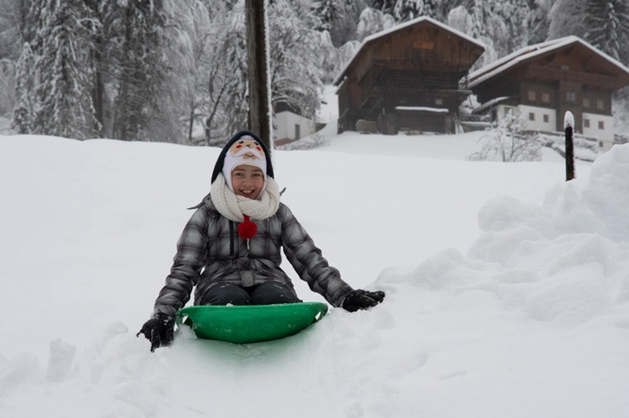 Doch nicht allen ist der Schnee ungelegenen gekommen: Nina Unterüberbacher aus Klebas bei Liesing freute sich sichtlich über den ersten Schnee in diesem Winter.