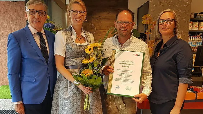 Josef Herk (l.) und Martina Romen-Kierner (r.) zeichneten Martina und Markus Gruber im Namen der Wirtschaftskammer aus