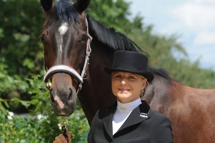 Auch das Thema Reiten wird groß geschrieben. Christina Rothwangl ist seit Jahren im Pferdesport aktiv. Seit 2013 wirdmet sie sich intensiv dem Dressursport.