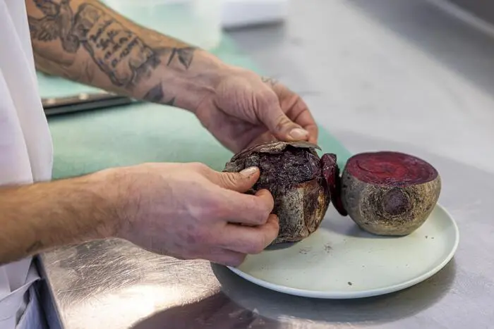 Die gereifte Rote Rübe wird geschält. Eine frische Rote Rübe ausgehöhlt und dient als Schüsserl.